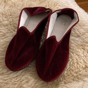 Burgundy Velvet Slip-On Shoes look like Vibi Venezia